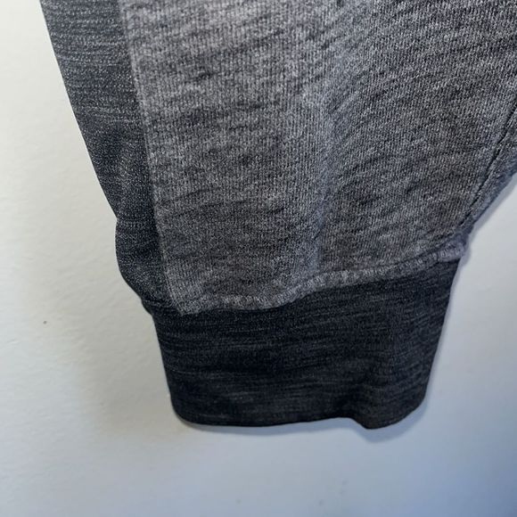 Lululemon two toned gray joggers. Size 8
excellent condition! - Picture 4 of 9